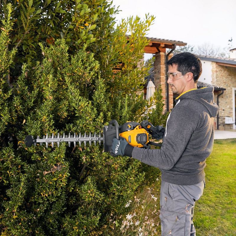 Stiga HT 525 Petrol Hedge Trimmer / 45cm / 22cc