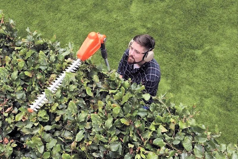 TO CLEAR Flymo SabreCut XT Cordless Long Reach Hedge Trimmer KIT 20v / 42cm