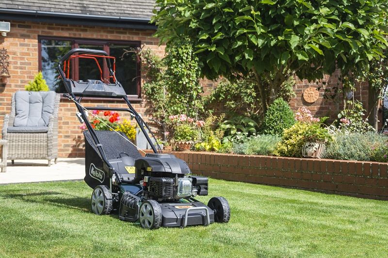 Webb R460ES Classic 46cm (18in) Self Propelled Electric Start Rotary Mower